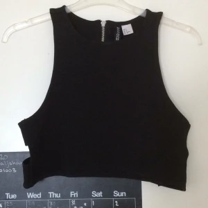  - Svart croptop/magtröja som tyvärr aldrig använts då den inte passade. Öppen i sidan av ryggen och är perfekt till fest! 