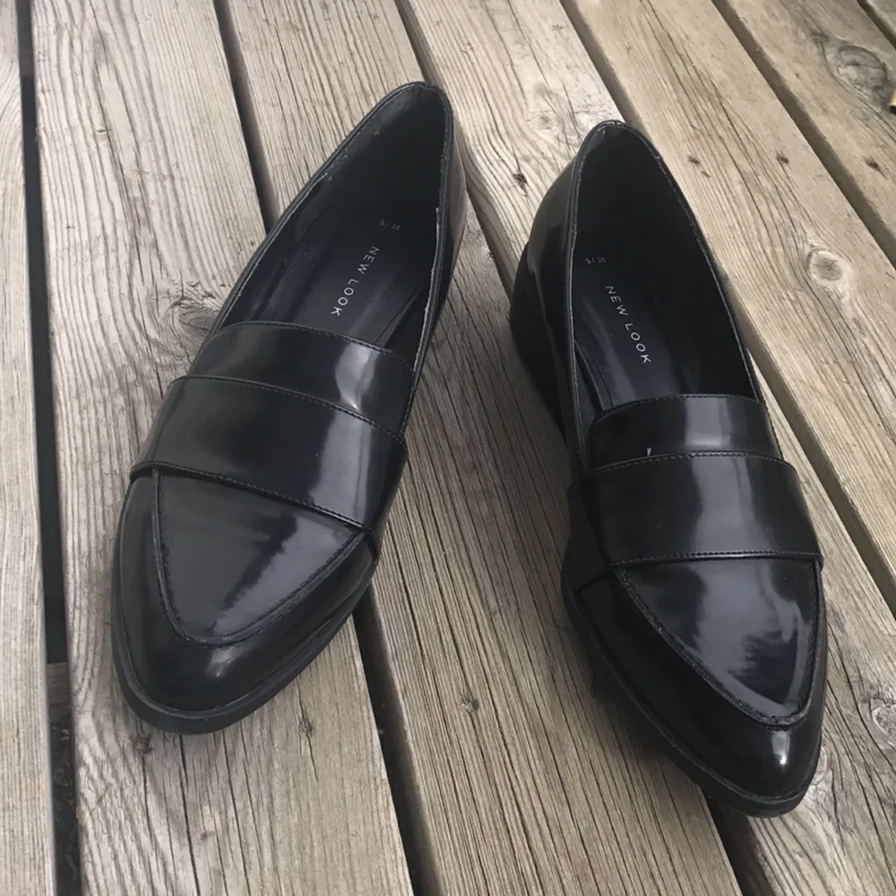Snygga svarta loafers köpta på new look för ett par år sedan. Aldrig använda. Frakt tillkommer🌸. Skor.