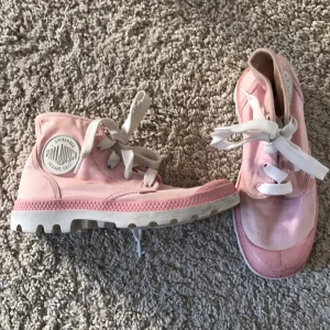  - Superfina ljusrosa Palladium skor i storlek 35,5 har lite gula fläckar men inget man tänker på ;) Betalning sker via swish  Köparen står för frakt