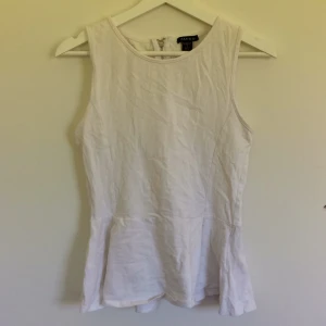  - Stretchig peplum topp. 