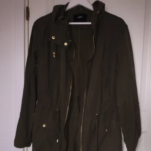  - Mörk grön jacka. Passar perfekt in till början av hösten! Använd endast några gånger och den är i mycket bra skick. Passar även folk som har stolek Medium!