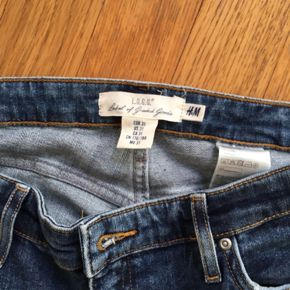 Slitna jeans från H&M. Sitter snyggt på. Lite boyfriend modell. Knappt använda. . Jeans & Byxor.