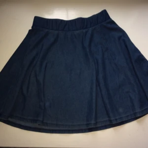  - Söt skater-kjol som tyvärr är för liten för mig. Färgen är lite ljusare än på bilderna. OBS de vita "fläckarna" på framsidan finns inte på riktigt det måste ha varit ljuset eller kameran.