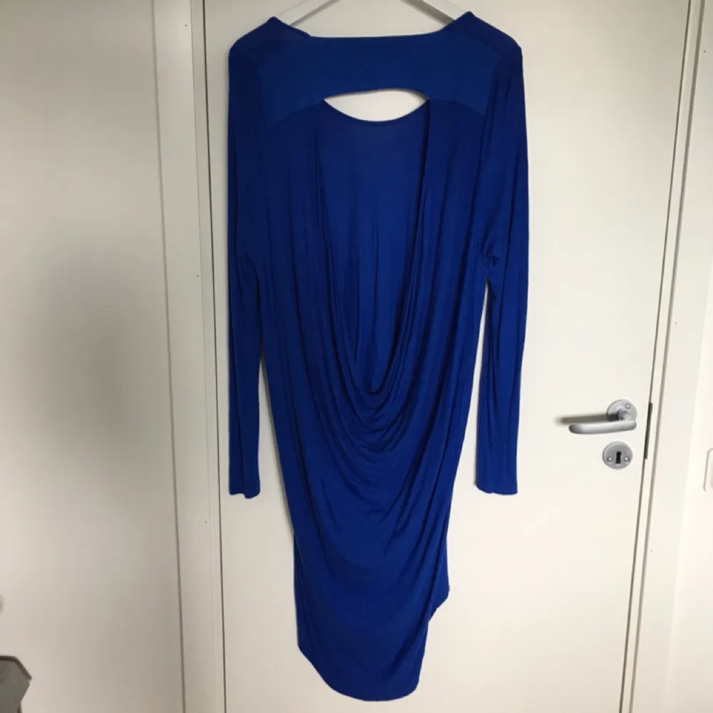 Jättefin klarblå klänning med djup rygg. Passar perfekt till vardags eller fest!  Köparen står för frakten :) . Klänningar.