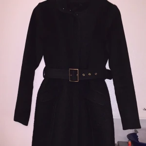  - En höstkappa köpt i vintras på H&M för 699kr. Aldrig använd. Har väldigt fin passform. Passar storlek S till M