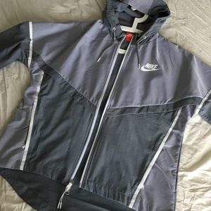  - Jacka från Nike inköpt i våras. Använd en gång! Köparen står för frakt! 