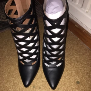  - Hi new shoes!   Bought it but it was too small for me!   I have only tryed it!