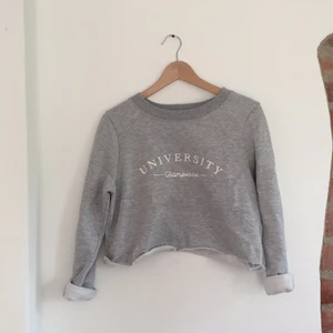  - Avklippt tjocktröja från Gina tricot (jag klippte av den själv, men den har inte använts) Fraktkostnad tillkommer, kan annars mötas upp i Uppsala🌻