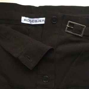  - Sköna kostymbyxor från Rodebjer, med knappar och ett skärp som är insytt i linningen. För material, se sista bilden.