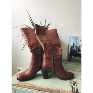  - Supersnygga boots med extra vida skaft för större vader. Storlek 37 med 48 runt vaderna. ✨