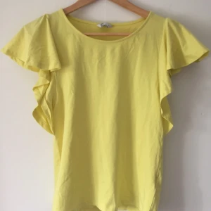  - Gul topp med fjärilsärmar, aldrig använd 