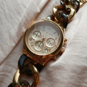  - Genuine Michael Kors wrist watch model MK-4269. Never been used, got it as a birthday present but it doesn't fit my style. Hopefully it will find a nice and loving home.