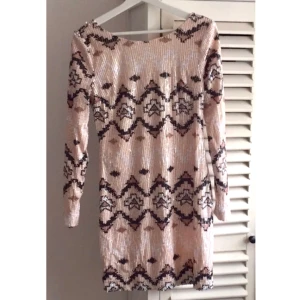  - Paljettklänning inköpt på BikBok för ett par år sedan, endast använd en gång. 