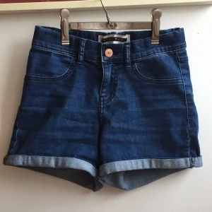  - Stretchiga shorts med hög midja, mycket fint skick! Storlek XS eller en mycket liten S. 79% bomull. Kan mötas i Göteborg, annars fri frakt. Skall de skickas utomlands tillkommer frakt!