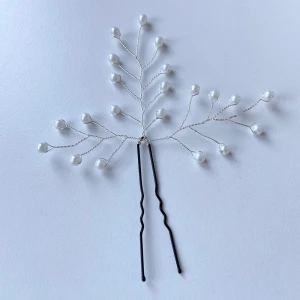 Handgjord hårnål silver - Silverfärgad wire och vita glasspärlor 