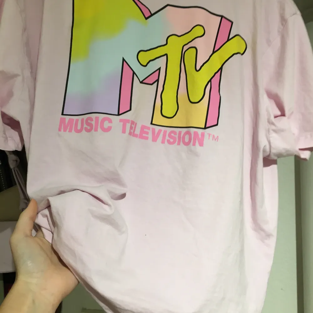 Säljer min MTV T-shirt!! Använd ca 2 gånger, den är ganska overzised då det går att knyta (se bild) eller stoppa in. BUDA! Start bud 100kr. T-shirts.