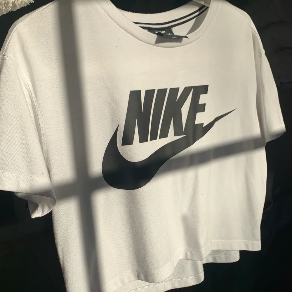 Tränings t-shirt från Nike. Jätteskönt material som faller fint på kroppen. . T-shirts.