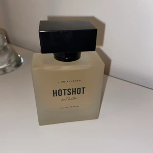 Hotshot but hotter  - Säljer Linn Ahlborgs parfym Hotshot but hotter. Luktar super gott, helt oanvänd 🙌🏽 helt slut på hemsidan