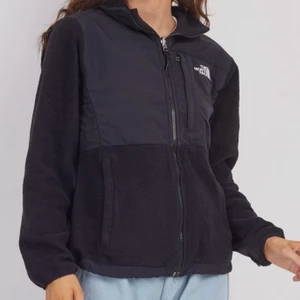 NORTH FACE FLEECE - Cool North Face fleece i storlek M men passar mig som har s också! Fler bilder finns!! Just nu är högsta budet på 550kr