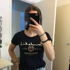 Bondelid t-shirt, st XS - Bondelid topp i st XS, i fint skick. Kontakta mig för mer information :)