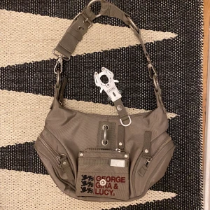 Axelväska - Axelväska från humana, rymlig och som ny! Köparen står för frakt💗