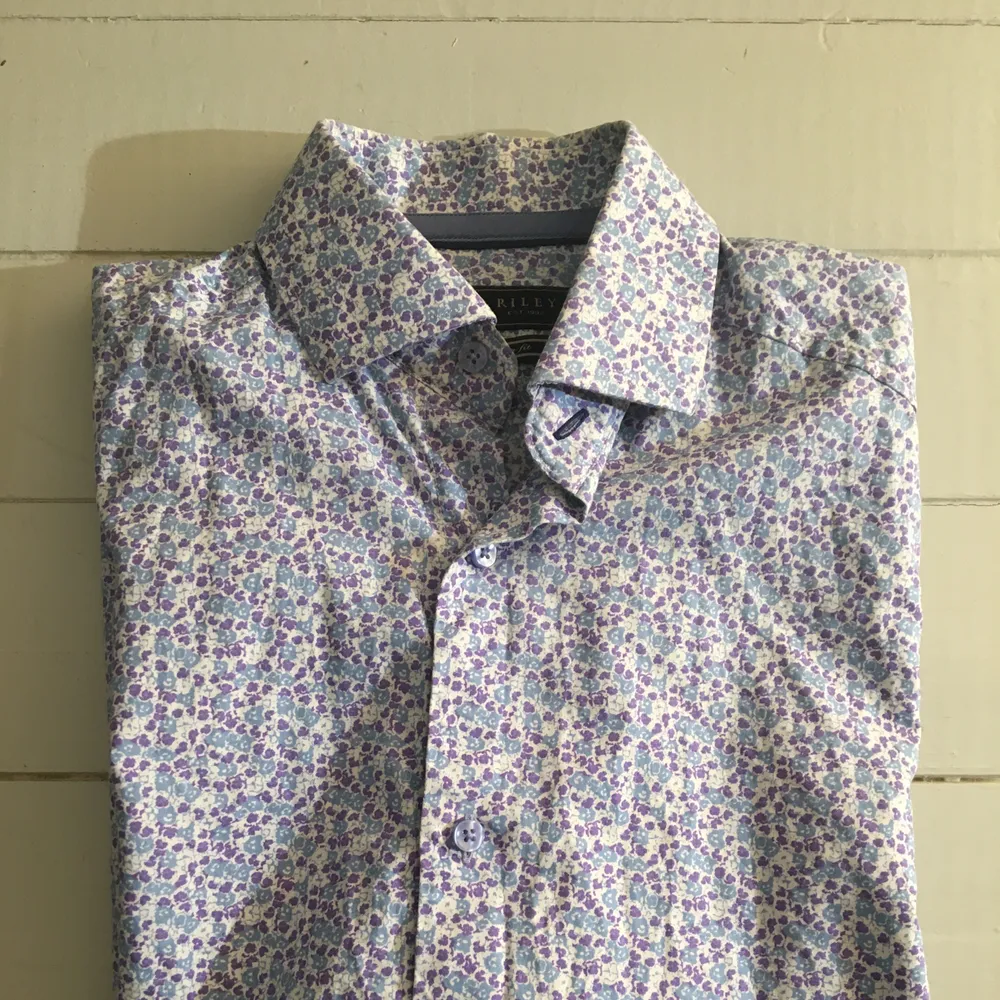 Fin blommig skjorta Riley i storlek XS (herr). Nypris 600kr, säljer för 100kr. I bra skick, som ny!😀. Skjortor.