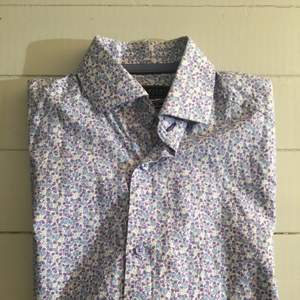 Fin blommig skjorta Riley i storlek XS (herr). Nypris 600kr, säljer för 100kr. I bra skick, som ny!😀