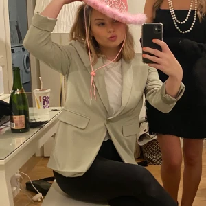 Pastellgrön kavaj - 💕 Superfin grön kavaj från Nelly.com i storlek 38. Använt endast några gånger så väldigt fin i kvalité också! 💕