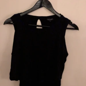 Svart klänning  - Svart klänning. Stretchigt tyg och långklänning.