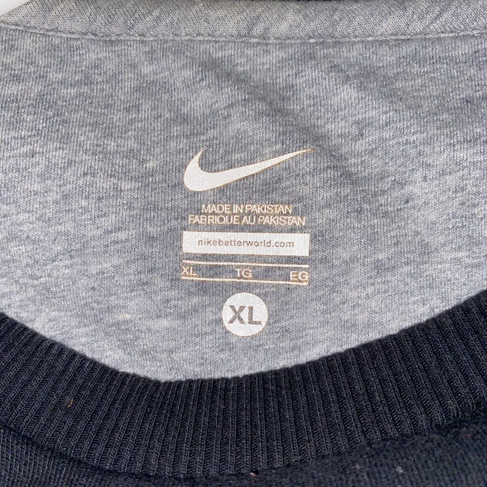Svart Vintage Nike Sweatshirt i väldigt bra skick! storlek XL, men skulle typ säga att den mer sitter som en L. Buda i kommentarerna eller privat | högsta budet just nu är 460 kr . Hoodies.