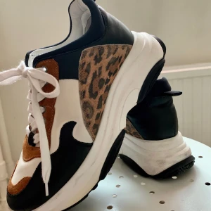 Sneakers leopard - Säljer dessa supersnygga och unika sneakers från märket ”just- fiamme” mycket sparsamt använda endast haft typ 3 gånger pga fel storlek. Äkta läder, nypris 1950kr. Frakt tillkommer!