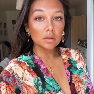 Blommig topp  - Blommig crop top från loavies! Knappt använd!