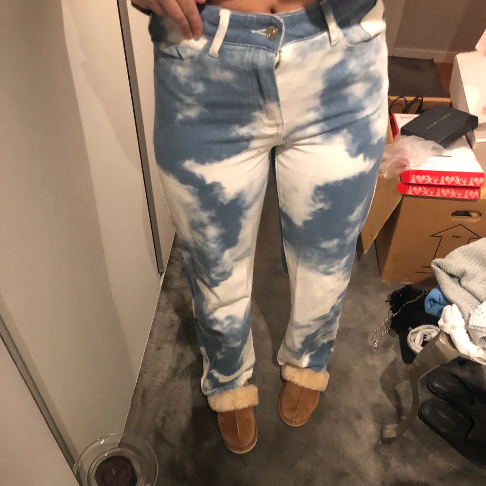 Säljer mina asballa Jaded London jeans då de tyvärr är lite förstora för mig och inte kommit till användning. Storlek 28 som jag skulle säga motsvarar 38/40. Dessa jeans kostade mig ca 900kr inräknad frakt och tullkostnader och det är använda en gång 💚💚💚💚. Jeans & Byxor.