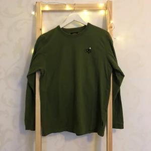 Carhartt WIP Longsleeve T-Shirt Medium - Schysst Millitär Grön Carhartt WIP Longsleeve - Special Utgåva!  I storlek Medium! 