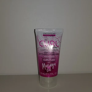 THE CURL - Säljer en STYLING CRÈME-GEL med en härlig doft , som endast är använd en gång ( finns inga tecken på att man har använt den) för dom som vill " utveckla " / framföra sina lockar och Waves mer även om man bara har fåtal lockar.  50 mL