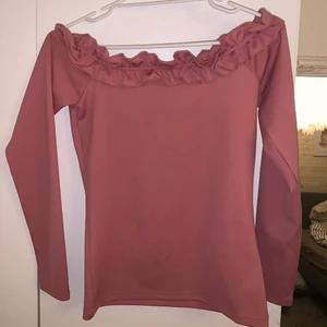 Off-shoulder - Lila off-shoulder topp från Ginatricot, använd 2 gånger så i väldigt bra skick 