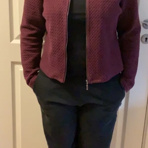 Vila ”kofta”  - En plommon färgad jacka! Väldigt fin men pågrund av vikt nedgång passar den tyvärr inte längre 🥺 