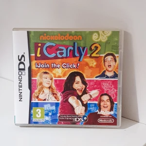 iCarly iJoin the Click, Nintendo DS - Hej! Säljer mitt iCarly iJoin the Click till Nintendo DS, som även fungerar till 3DS. Kommer garanterat ge galen nostalgi, dessutom är skådespelarna i serien voice actors till huvudkaraktärerna. Spelet säljs inte längre i Sverige, jag har även testat det, fungerar perfekt! :)
