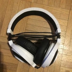 Razer gaming hörlurar - Razer Kraken PRO hörlurar i nyskick. Använda endast 3 gånger. Har en utdragbar mic och justerbara kåpor. Pris kan diskuteras