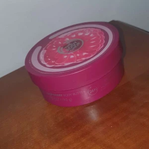 The Body Shop body butter Hallon 200ml - Hallon doftande body butter, helt oanvänd men öppnad, kan mötas i Stockholm annars står köparen för frakt:) 