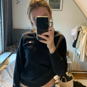 Champion sweatshirt  - Svart champion sweatshirt. Bra skick. Köparen står för frakten. 