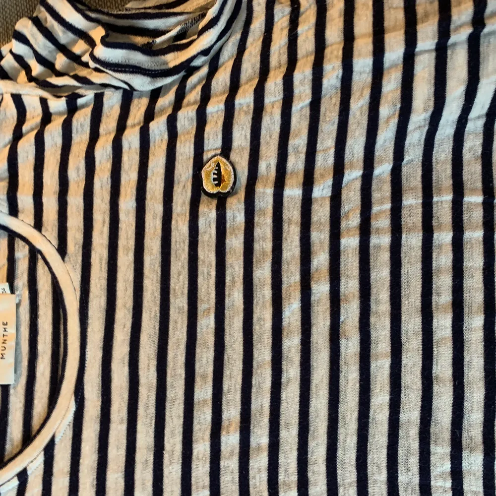 Vit- och blårandig tshirt från Munthe med skitsnygg logga!  60% linne, så jättefint och skönt tunnt material. storlek 34, men lite oversize så passar 34-38😇nypris 799kr. fri frakt!. T-shirts.