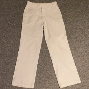 Dickies chinos - Vita 874 dickies chinos i storlek 30x30. Bra skick förutom en liten fläck vid ena knäet. Byxorna är raka i modellen! 