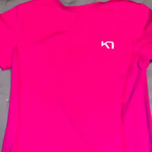 Neon rosa t-shirt med fin passform så den passar XS - liten M. 💕 Får inte längre användning för så hoppas du gillar den mer istället. 💕