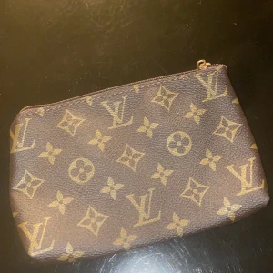 Plånbok.  - En plånbok eller necessär med måtten 20x13 cm. iPhone 11 får plats. 💫 frakt 22 kr 