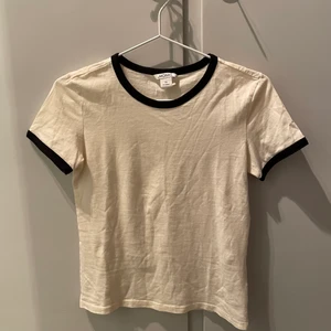 T-shirt Monki, XS  - T-shirt från Monki, storlek XS. Använd men hittar ingenting att anmärka på.