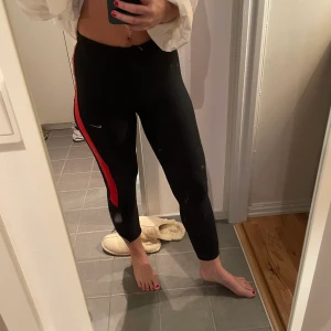 Träningstights Nike, S - Träningsbyxor från Nike storlek S. Lite urtvättade men fortf fina!