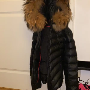 Chelsea jacka med äkta päls - Användes förra vintern men är i väldigt fint skick och finns inget trasigt på den