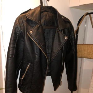 Läderjacka - Snygg läderjacka som går till början av byxan. Dragkedja och fickor på sidan❤️ storlek 34 men passar mig som är 36