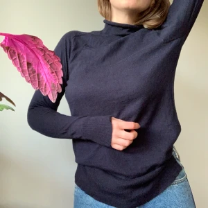 Ulltröja Filippa K - Mörkblå Ulltröja från Filippa K. Mjuk polo med fina slitsar i sidan. Storlek xs. Perfekt i vinter! Skickar/möter upp i malmö 